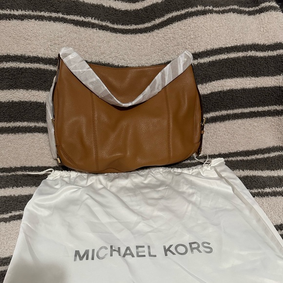 Michael Kors Handbags - NWT Michael Kors Brooke Large Hobo